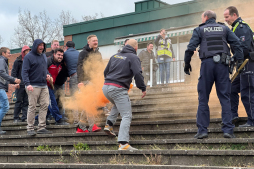 Voor de oefening werd een aanval door boze voetbalfans gesimuleerd 