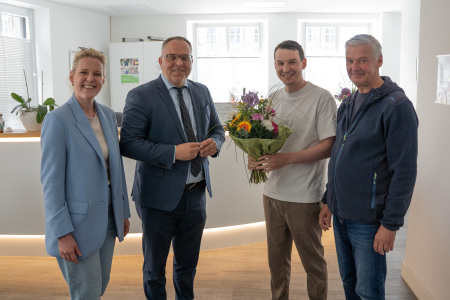 Samen met burgemeester Thomas Kerkhoff verwelkomt Lisa Knuf dokter Timo Sigmund (2e van rechts), die samen met zijn vader dokter Björn Sigmund de praktijk gaat runnen.