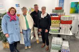 Stefanie Clouth (vanaf links) en Grit Leopold-Schlütter uit Bocholt overhandigden vrijdag de geschenkpakketten aan Rainer Howestädt en Hildegard Tünte van de vrijwilligersorganisatie in Bocholt. Stefanie Clouth (vanaf links) en Grit Leopold-Schlütter uit Bocholt overhandigden vrijdag de geschenkpakketten aan Rainer Howestädt en Hildegard Tünte van de vrijwilligersorganisatie in Bocholt.