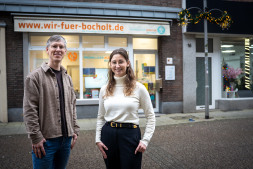 Bocholts nieuwe vrijwilligerscoördinator Francis Heitkötter met Christian Tewiele, hoofd van de afdeling Senioren, Zorg, Pensioenen en Vrijwilligerswerk. Bocholts nieuwe vrijwilligerscoördinator Francis Heitkötter met Christian Tewiele, hoofd van de afdeling Senioren, Zorg, Pensioenen en Vrijwilligerswerk.