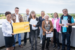  Bocholterinnen und Bocholter erhalten ihre Ehrenamtskarten. Auf dem Bild (von links: Stellv. Bürgermeisterin Elisabeth Kroesen, Sven Wiegerinck, Peter Michalke, Angelika Schicks, Antje Raab, Inge Drac, Karina Tovar und Uwe Bludau) 