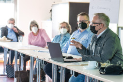  Lukas Kwiatkowski (rechts), stadscoördinator voor Oekraïnehulp, geeft een overzicht van de voorbereidingen van de stad voor Oekraïnehulp. 