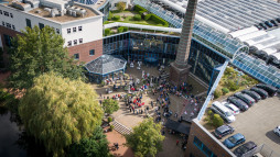 Op het podium aan de Aa stellen veel verenigingen zich persoonlijk voor Op het podium aan de Aa stellen veel verenigingen zich persoonlijk voor