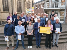 Burgemeester Thomas Kerkhoff (1e rij, 4e van links) eerde de toegewijde Bocholters met de vrijwilligerskaart. Burgemeester Thomas Kerkhoff (1e rij, 4e van links) eerde de toegewijde Bocholters met de vrijwilligerskaart.
