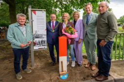  Onthulling van de symbolische grenspaal in Suderwick (van links naar rechts): Freek Diersen (organisator van het evenement), Bocholt's burgemeester Thomas Kerkhoff, Francis Klaasen (vrouw van Georg Klaasen, die de grenspaal schonk) en dochter Patrice Klaassen, Aalten's burgemeester Anton Stapelkamp en Johannes Hoven (organisator van de Suderwick lokale geschiedenis vereniging). 