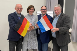  Karl Eller (moderator D-NL Stammtsich) samen met Sonja Wießmeier (Europe Direct Bocholt), Rainer Elsmann (makelaar in het grensgebied) en Jan Lammers (netwerker). 
