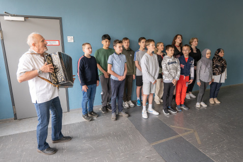 Een koor van Oekraïense schoolkinderen zingt voor de gasten
