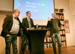 Van links naar rechts: De experts Prof Siebo Janssen en Hilbert de Wal met moderator Jochen Leyhe 