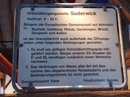  Dit voormalige bord, dat op de Duits-Nederlandse grens stond, is sinds 1993 niet meer nodig. 