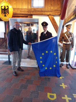  Karl Eller, koersleider van de Duits-Nederlandse stamtafel, in het Grenslandmuseum met de Europese vlag. 