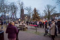  Rosi Tünte (links) begrüßt die Besucher der Eröffnung der 5. internationalen Krippentour (Foto: Joop van Reeken) 