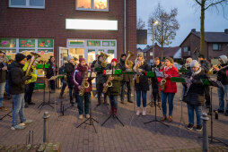  Musikalisch wurde die Veranstaltung vom Isselburger Blasorchester und den niederländischen Mittwinter-Bläsern umrahmt (Foto: Joop van Reeken) 