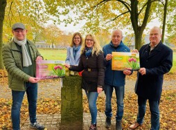 Henk Jan Bussink, Kerstin Erkens, Sonja Wießmeier, Johannes Hoven, Erik Groters bij de uitreiking van de symbolische cheques