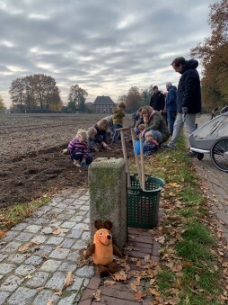 Kinderen planten bloembollen