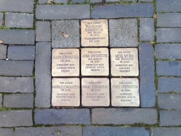  Stolpersteine der Familie Löwenstein am Hemdener Weg 11. 