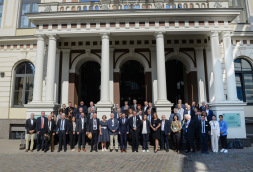  Vertreterinnen und Vertreter des Riga-Komitees vor dem Rathaus der Stadt Riga. Unter Ihnen Rigas Bürgermeister Mārtiņš Staķis (vorne, 10. von links), der deutsche Botschafter in Lettland Christian Heldt (vorne mitte) und Stadtbaurat Daniel Zöhler (mitte, auf der Treppe). 