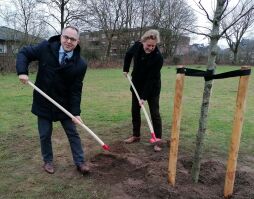 Lindenbaum Geschenk Gemeinde Aalten an Bocholt Bürgermeister Thomas Kerkhoff (l.) und sein niederländischer Amtskollege Anton Stapelkamp pflanzen zum 800-jährigen Jubiläum der Stadt Bocholt eine Kaiserlinde als Geschenk der Gemeinde Aalten am 17. Januar 2022.