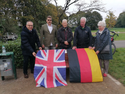  Inwijding van de herdenkingsbank voor wijlen Norman Driver uit Rossendal bij het Bocholt Aa-meer (van links naar rechts): Burgemeester Thomas Kerkhoff, initiatiefnemer Willi Frieg, Klaus Kock (voorzitter van de KAB Ss Ewaldi), Andreas Becker (voorzitter van de Duits-Britse Vereniging Bocholt) en Rosalie Driver. 