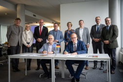  De burgemeesters van de grensgemeenten kwamen bijeen in Bocholt en maakten afspraken over verdere samenwerking voor de komende 3 jaar. Staand van links naar rechts: Anton Stapelkamp (Aalten), Mechtild Schulze-Hessing (Borken), Jürgen Bernsmann (Rhede), Michael Cabanje (Isselburg), Annette Bronsvoort (Oostgelre, Nederland), Tom Tenostendarp (Vreden), Mark Boumans (Doetinchem, Nederland). Thomas Kerkhoff (Bocholt). Zittend van links naar rechts: Werner Stödtke (Südlohn), Joris Bengevoord (Winterswijk, Nederland). 