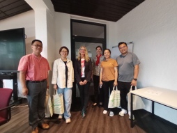 Bezoek door schoolgroep van WUXI juli 2024 Locoburgemeester Kerstin Erkens verwelkomt de leraren en de organisator van de reis Wei Zhang samen met Sonja Wießmeier.