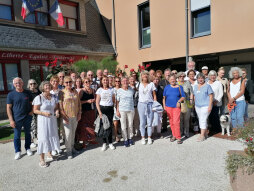 De deelnemers en hun gastgezinnen in het gemeentehuis van Arpanjon-sur-Cere De deelnemers en hun gastgezinnen in het gemeentehuis van Arpanjon-sur-Cere