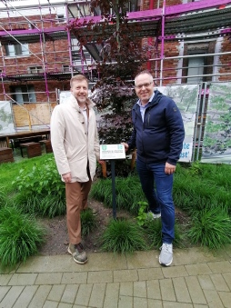 Bomen planten Belgisch-Bocholt Stijn van Baelen (l.), burgemeester van Gemeente Bocholt (België), en burgemeester Thomas Kerkhoff (Stad Bocholt) bij het planten van een beukenboom op het Belgische gemeentehuis.