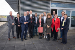  De raden van bestuur van Bocholt (D) en Aalten (NL) zijn nu bijeengekomen in Bocholt onder leiding van de burgemeesters Thomas Kerkhoff (3e van links) en Anton Stapelkamp (Aalten, 5e van links). 