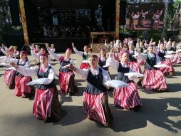  Een van de vele traditionele dansgroepen in Akmene 