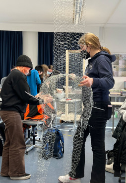 Europaausstellung 2022 1 Schülerinnen und Schüler der NRW-Europaschule Mariengymnasium Bocholt bei beim von Objekten für die Europaausstellung 2022