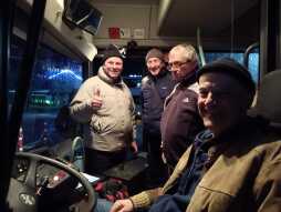  De bus werd overhandigd aan de burgemeester van Verkhniodniprovsk, Gennadii Lebid (links) 