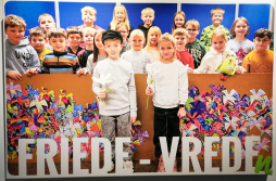 De winnende foto in de categorie groep 6-11 jaar St. Norbertusschool, klas 3f (mammoetklas), Vreden; leraar en directeur: Marcel Ludwig