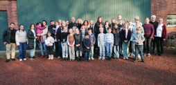 Groepsfoto van de deelnemers aan de fotowedstrijd 'FRIEDEN - VREDE' Jonge talenten uit Bocholt en Aalten geëerd voor vredesfotografie.