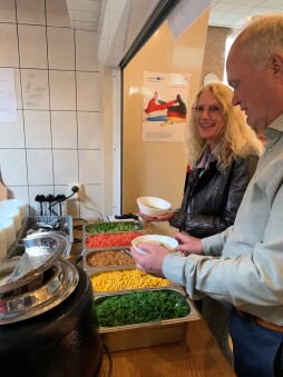 Kerstin Erkens en Eric Groters aan de balie