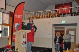 Mede-organisator Lex Schellevis, loco-burgemeester Kerstin Erkens en wethouder van Aalten Eric Groters bij de welkomstceremonie