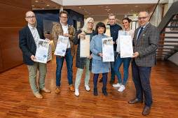  Stellen gemeinsam den neuen Familienplaner vor (von links): Kai Enck (Stadtsparkasse Bocholt), Jürgen Elmer (Geschäftsführer BEW), Martina Tefert (Kinderschutzbund), Maria Falkenberg (Kinderschutzbund), Jürgen Schroer (Stempel Meyer), Ina Bühs (Fachbereich Jugend, Familie, Schule und Sport) und Schirmherr Thomas Kerkhoff (Bürgermeister). 