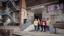  Samenwerken aan het programma voor de beurs (vanaf links:) vicevoorzitter Reinhilde Riesenbeck, onderwijsfunctionarissen Sandra Cichon en Alice Reifig en regionaal woordvoerster Barbara Richter-Hoffschlag van de Kfd Diocesane Vereniging Münster samen met Astrid Schupp, ambtenaar gelijke kansen van de stad Bocholt. 