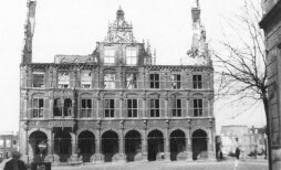 Foto van het stadhuis van Bocholt, verwoest door bommen in juni 1945 Foto van het stadhuis van Bocholt, verwoest door bommen in juni 1945