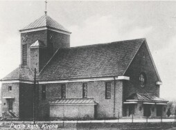 Gemeentearchief Nieuwbouw Ludgeruskirche Spork 1932 Na tien maanden bouwen werd de nieuwe Ludgeruskirche in Spork voltooid en ingewijd op 28 maart 1933. De foto toont een zicht op de kerk kijkend naar het noordoosten.