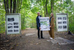  Dr. Werner Loock en Lisa Resing, directeur van het Stadsmuseum Bocholt, organiseren de rondleidingen door het voormalige stadsboskamp. 