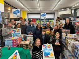 Preisverleihung mein Bocholter Spiel 2023_1 Van links naar rechts: Bovenste rij - Dennis Braun, Thomas Boekhorst, Kathrin Braun, Christopher Hellmuth, Benjamin Grümping, Verena te Grotenhuis met haar zoon, Andreas Bolte, Melanie Nischik met haar zoon, Valérie Jansen, Ludger Diekhues. Voorste rij: Lina Szymkowiak en Jakob Feldhaus