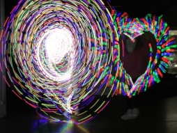 Die Schülerinnen und Schüler experimentieren mit Langzeitbelichtung Die Schülerinnen und Schüler experimentierten im TextilWerk mit Langzeitbelichtung.