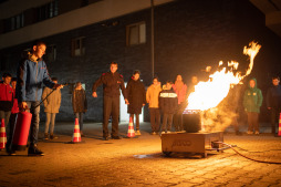 De jongens en meisjes van JUNGE UNI bezochten de brandweer van Bocholt Experimenteer en probeer dingen uit: De JUNGE UNI biedt weer spannende en leerzame cursussen aan (zoals hier bij de brandweer van Bocholt). Neem nu een kijkje op www.juboh.de .