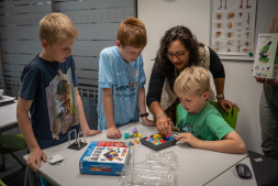 In de onderzoeksruimte van de JUNGE UNI in Bocholt kunnen jonge onderzoekers op ontdekkingsreis gaan. In de onderzoeksruimte van de JUNGE UNI in Bocholt kunnen jonge onderzoekers op ontdekkingsreis gaan.