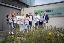  Blij met de nieuwe gezinsplanner (vanaf links): Nicole van Baal (Stad Bocholt), Janine Omar (Kinderschutzbund), Ina Bühs (Stad Bocholt), Stefanie Jakovljevic (Kinderschutzbund), Maria Falkenberg (Kinderschutzbund), burgemeester Thomas Kerkhoff, Jürgen Elmer (BEW), Jürgen Schroer (Stempel Mayer) en Kai Enck van Stadtsparkasse Bocholt. 