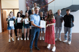 Die Busbegleiterinnen und Busbegleiter erhielten jetzt ihre Ausweise Die Busbegleiterinnen und Busbegleiter erhielten jetzt ihre Ausweise von Thomas Waschki, Erstem Stadtrat der Stadt Bocholt. Mit auf dem Bild (Treppe, rechts nach links): Jens Dörpinghaus (Stadtbus Bocholt GmbH), Dirk Wübbels (DEKRA Bocholt), Michael Wanning (Kreispolizei Borken) und Eva Hungerkamp von der Stadt Bocholt.