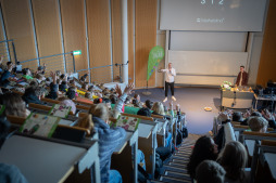  Josef Naber en Johannes Mensing inspireren hun publiek in collegezaal 1 van de Westfaalse Hogeschool. 