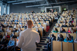  Haar TikTok kanaal mathe_minds heeft nu meer dan 240.000 volgers. 