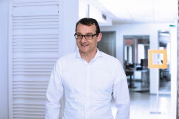  Ralf Sparwel geeft informatie over geschikte verwarmingstechnologie in oude gebouwen. 