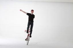  Artistiek fietser David Schnabel geeft een fascinerende show bij RADTRENDS. 