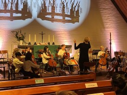  Jonge en oude cellisten presenteren hun vaardigheden. (Archieffoto 2023) 